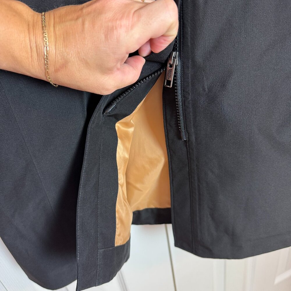 The North Face Women’s Packable Shell Parka with Hood - Picture 9 of 9